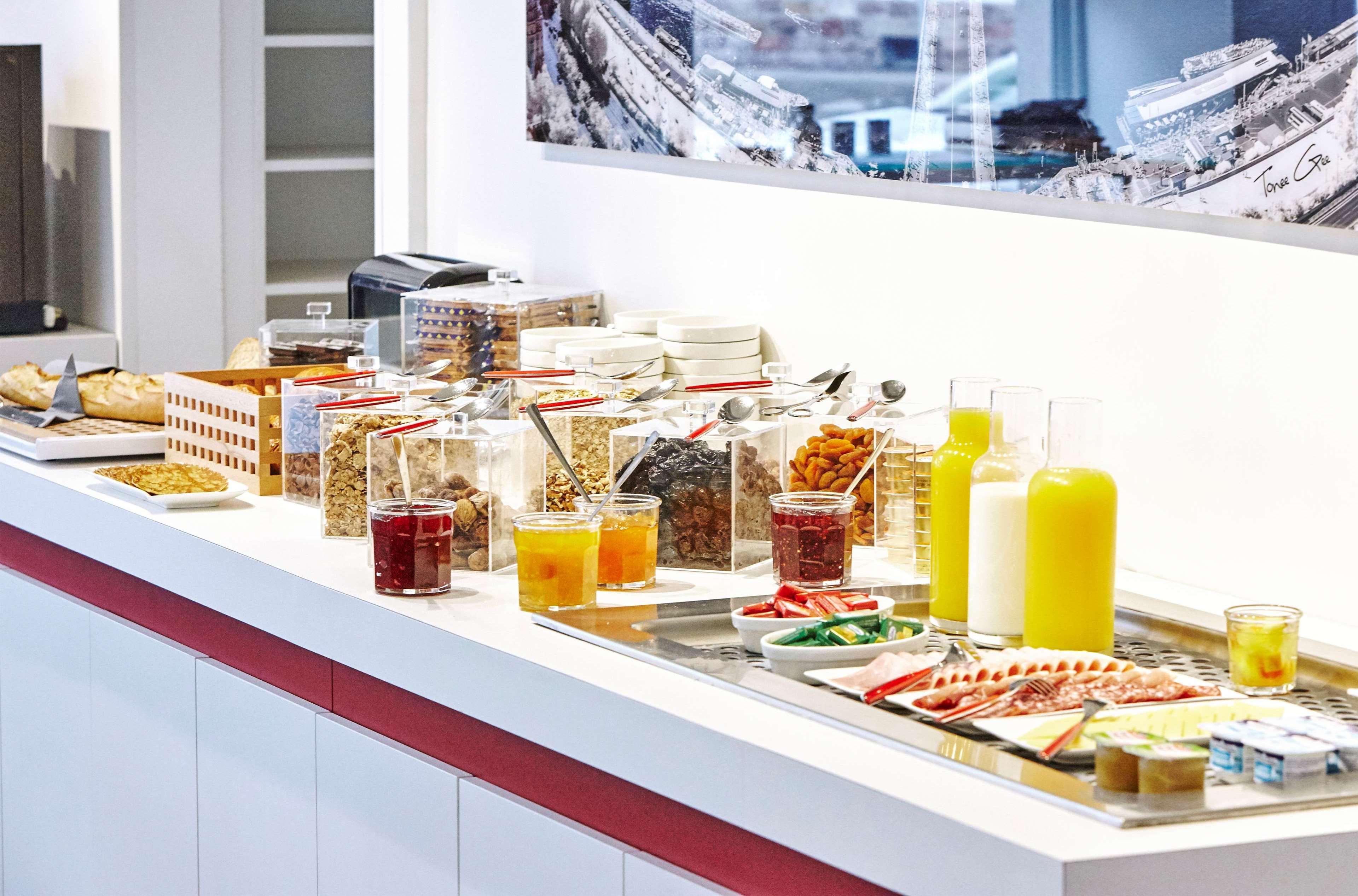 Kyriad Centre - Parc Des Expositions 3*